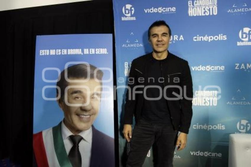 ADRIÁN URIBE