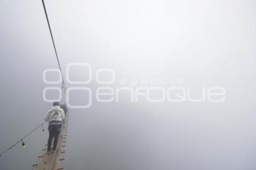 TLATLAUQUITEPEC . PUENTE COLGANTE