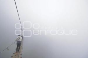 TLATLAUQUITEPEC . PUENTE COLGANTE