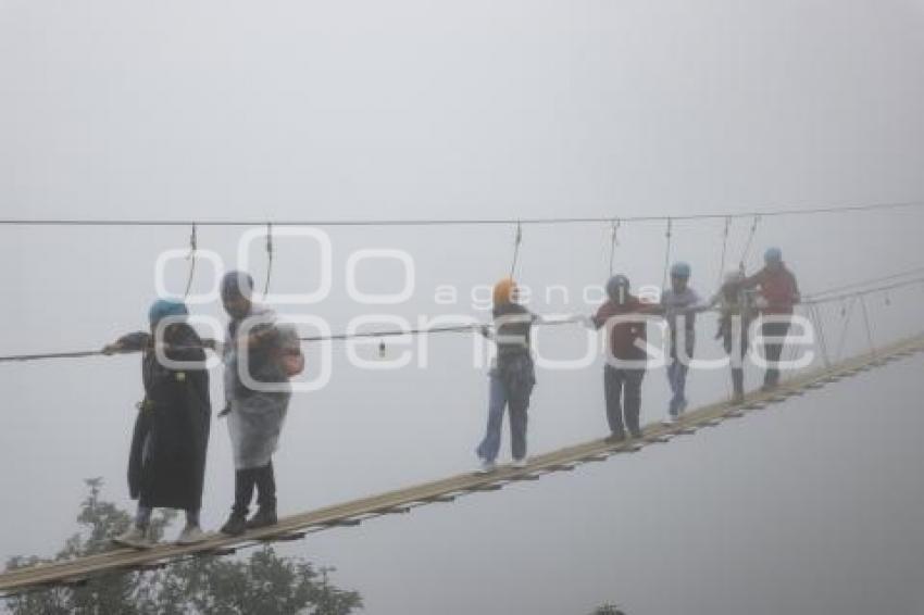 TLATLAUQUITEPEC . PUENTE COLGANTE
