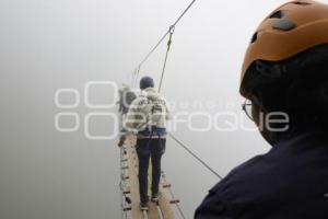TLATLAUQUITEPEC . PUENTE COLGANTE