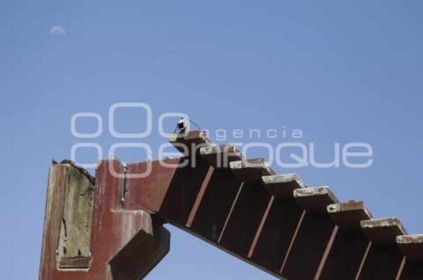 PUENTE PEATONAL . CENHCH