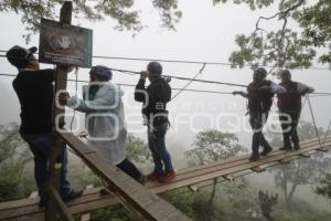 TLATLAUQUITEPEC . PUENTE COLGANTE