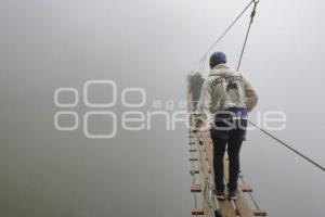 TLATLAUQUITEPEC . PUENTE COLGANTE