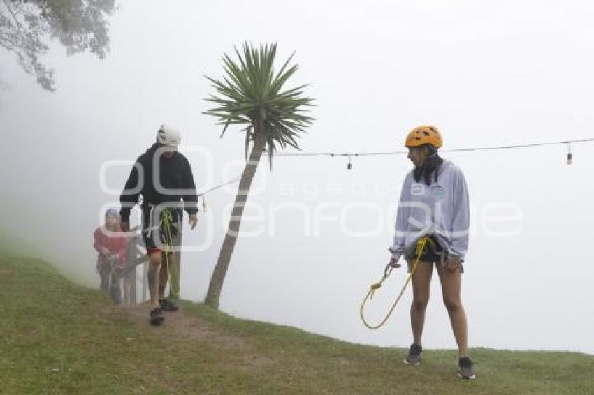 TLATLAUQUITEPEC . PUENTE COLGANTE