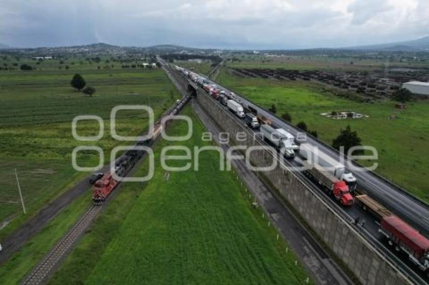 TLAXCALA . BLOQUEO POBLADORES TEXCALAC