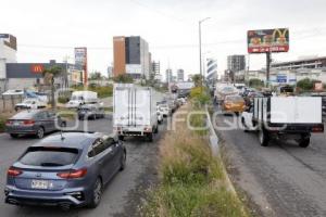 VÍA ATLIXCÁYOTL . INTENSO TRÁFICO