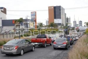 VÍA ATLIXCÁYOTL . INTENSO TRÁFICO