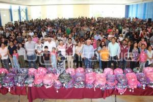 ATLIXCO . ENTREGA KITS ESCOLARES