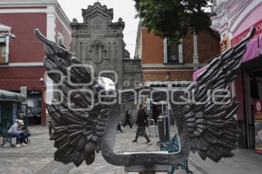 ESCULTURA ALAS QUE ABRAZAN