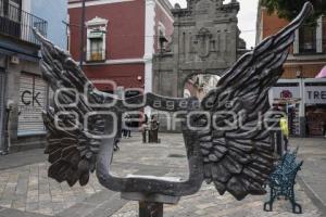 ESCULTURA ALAS QUE ABRAZAN
