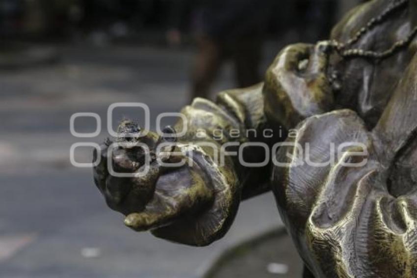 CORREDOR 5 DE MAYO . ESCULTURA ELENA GARRO