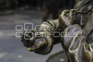 CORREDOR 5 DE MAYO . ESCULTURA ELENA GARRO