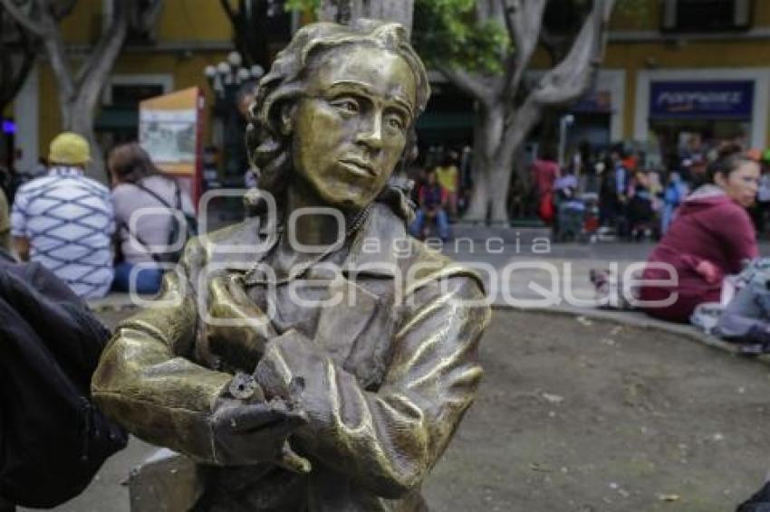CORREDOR 5 DE MAYO . ESCULTURA ELENA GARRO