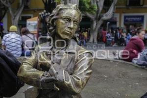 CORREDOR 5 DE MAYO . ESCULTURA ELENA GARRO