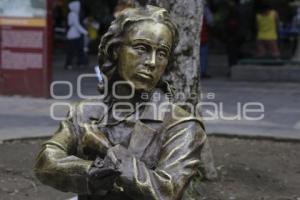 CORREDOR 5 DE MAYO . ESCULTURA ELENA GARRO