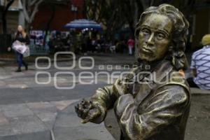 CORREDOR 5 DE MAYO . ESCULTURA ELENA GARRO