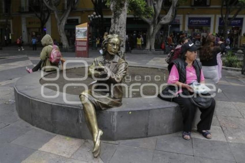 CORREDOR 5 DE MAYO . ESCULTURA ELENA GARRO