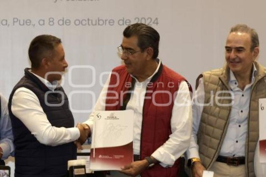 GOBIERNO ESTATAL . ENTREGA DE TÍTULOS