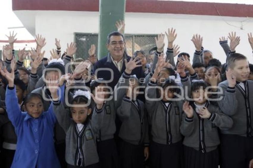 GOBIERNO ESTATAL . ENTREGA TECHADO