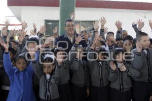 GOBIERNO ESTATAL . ENTREGA TECHADO