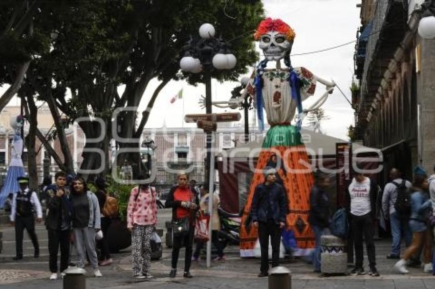 LA MUERTE ES UN SUEÑO . ADORNOS