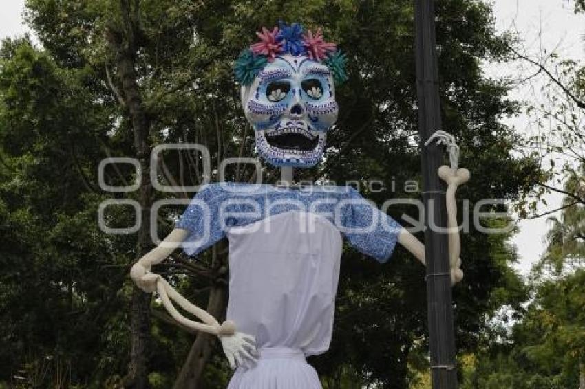LA MUERTE ES UN SUEÑO . ADORNOS