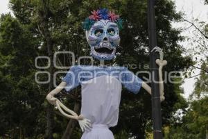 LA MUERTE ES UN SUEÑO . ADORNOS