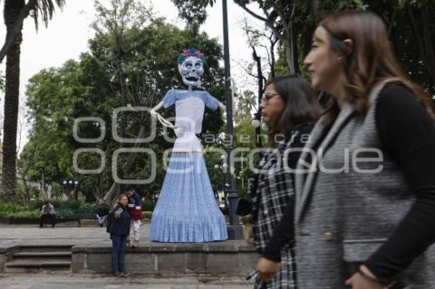 LA MUERTE ES UN SUEÑO . ADORNOS