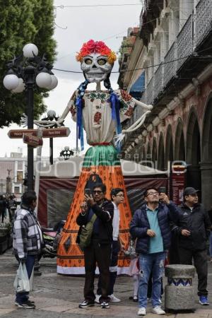 LA MUERTE ES UN SUEÑO . ADORNOS