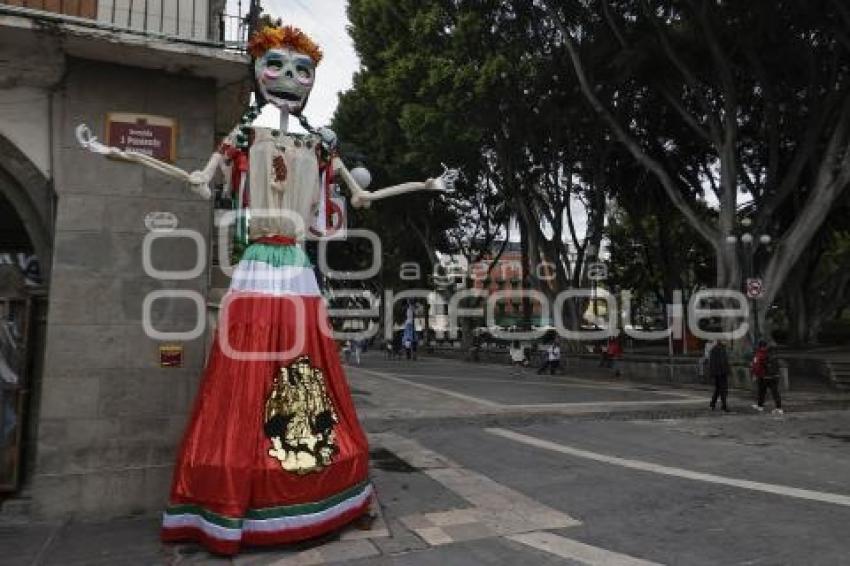LA MUERTE ES UN SUEÑO . ADORNOS