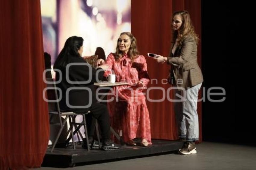 TEATRO . LAS LEONAS