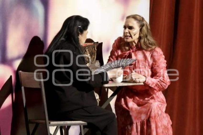 TEATRO . LAS LEONAS