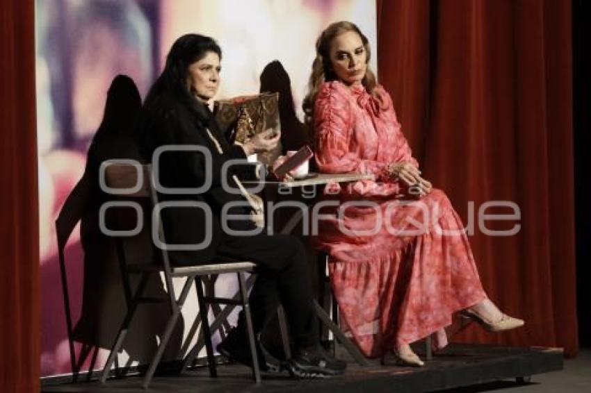 TEATRO . LAS LEONAS