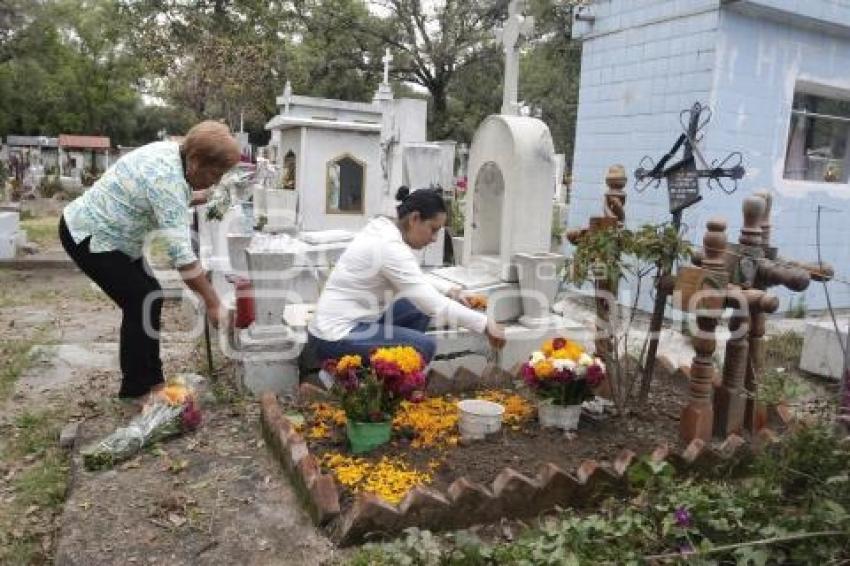 PANTEÓN . DÍA DE MUERTOS