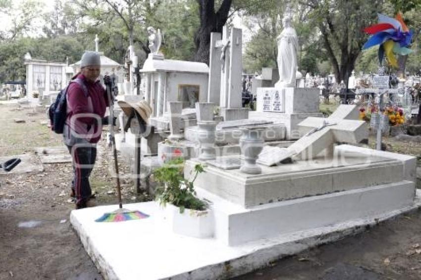 PANTEÓN . DÍA DE MUERTOS