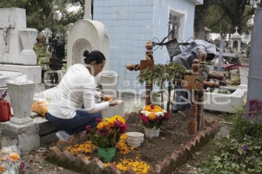 PANTEÓN . DÍA DE MUERTOS