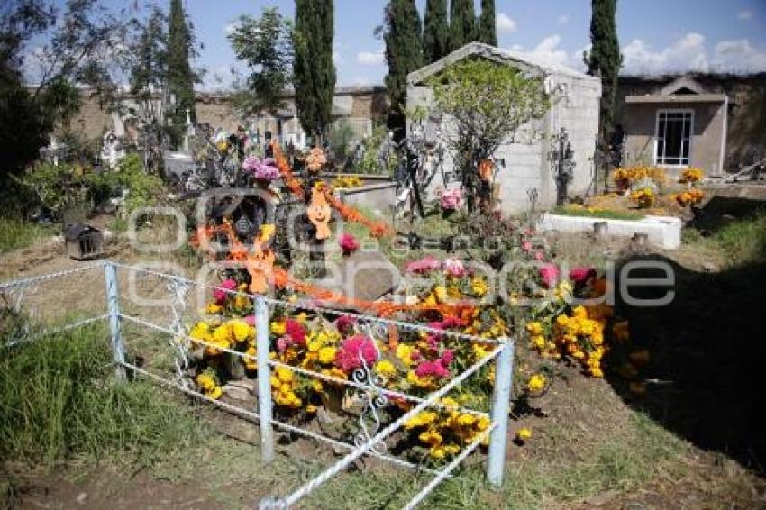 TLAXCALA . DÍA DE MUERTOS . PANTEÓN