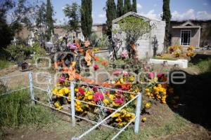 TLAXCALA . DÍA DE MUERTOS . PANTEÓN