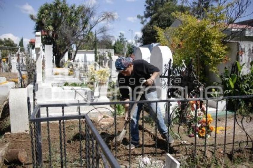TLAXCALA . DÍA DE MUERTOS . PANTEÓN