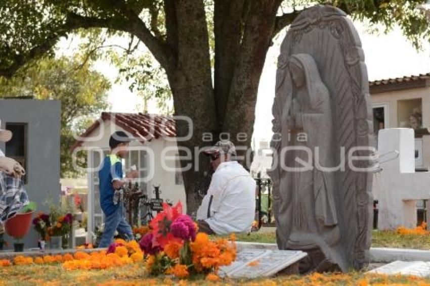 TLAXCALA . DÍA MUERTOS . PANTEÓN