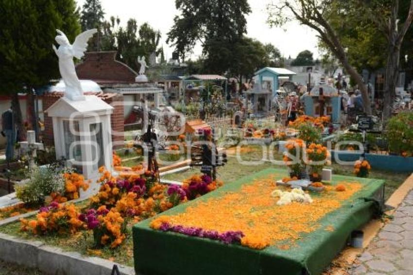 TLAXCALA . DÍA MUERTOS . PANTEÓN