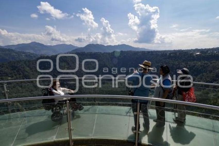 ZACATLÁN . MIRADOR DE CRISTAL