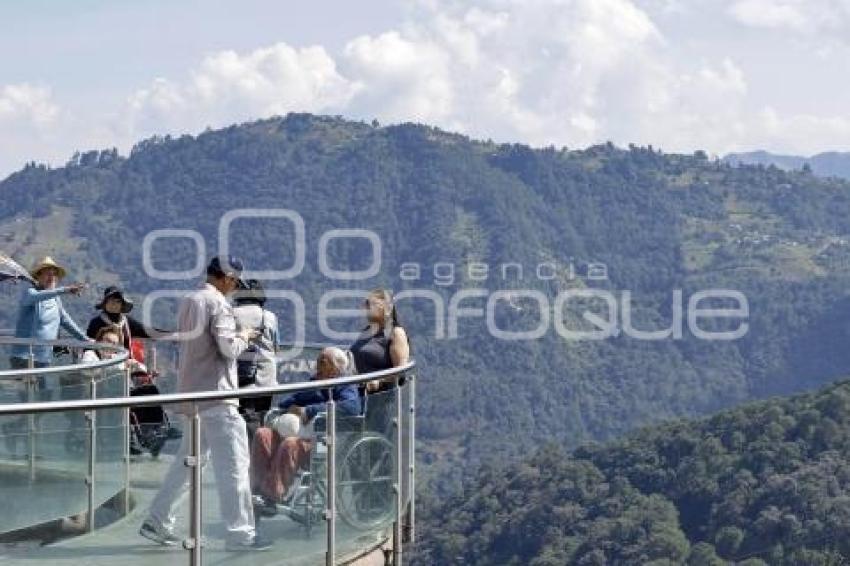 ZACATLÁN . MIRADOR DE CRISTAL