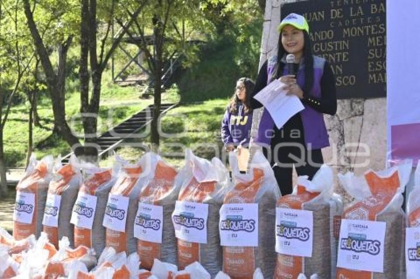 TLAXCALA . ENTREGA CROQUETAS A REFUGIOS
