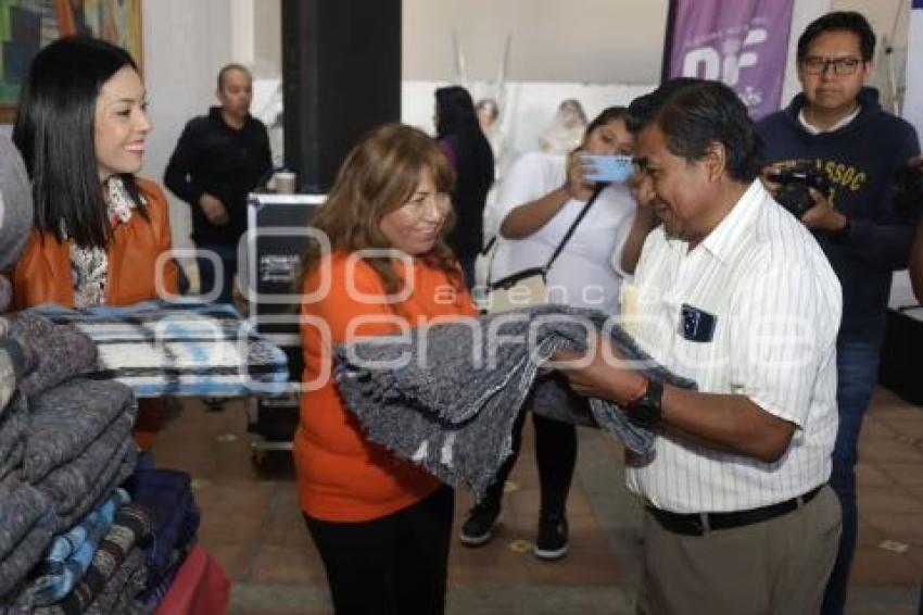 SAN ANDRÉS CHOLULA . ENTREGA DE COBERTORES