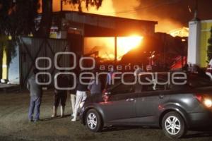 TLALANCALECA . INCENDIO CORRALÓN