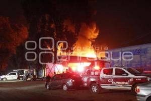 TLALANCALECA . INCENDIO CORRALÓN