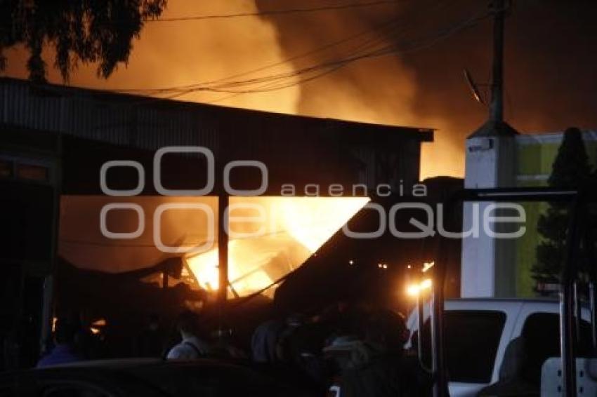 TLALANCALECA . INCENDIO CORRALÓN