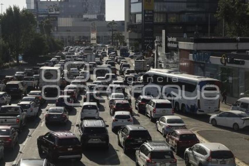 TRÁFICO . VÍA ATLIXCÁYOTL